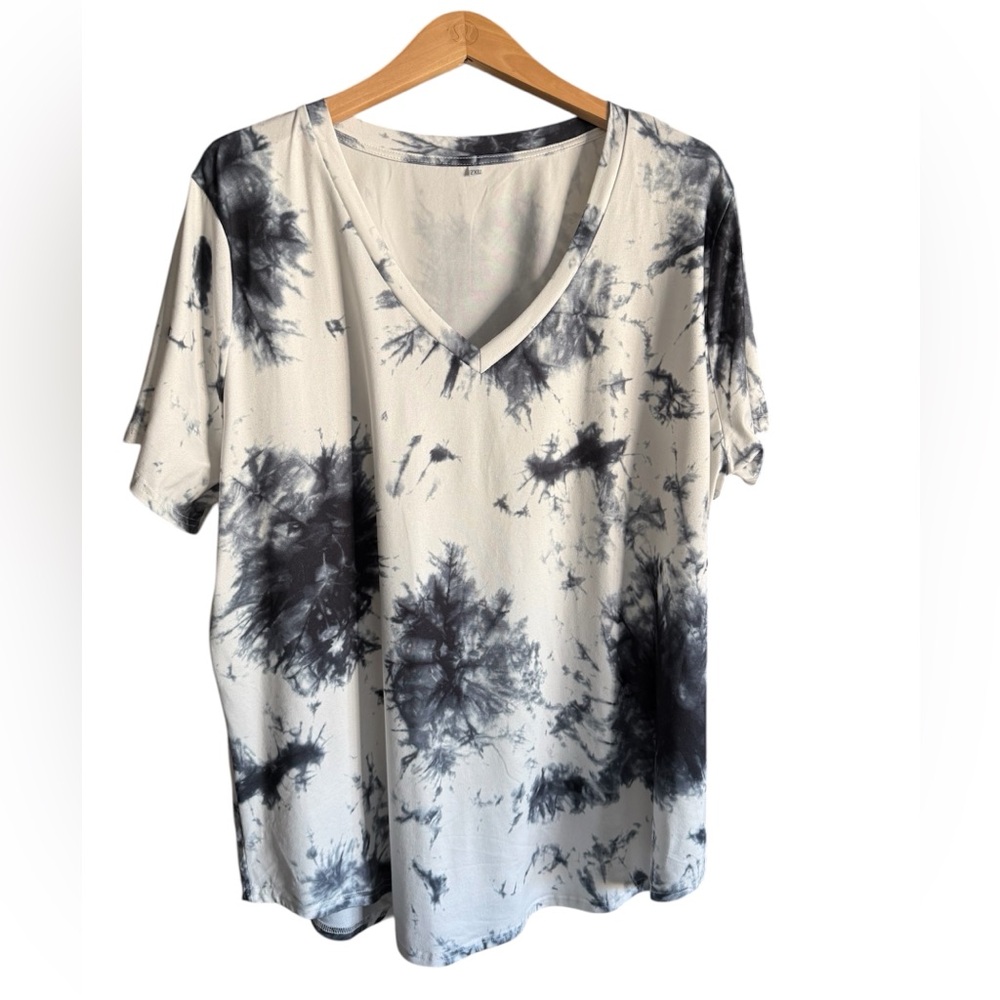Amazon Women's Black and White Tie-Dye V-Neck Short Sleeve Tee
